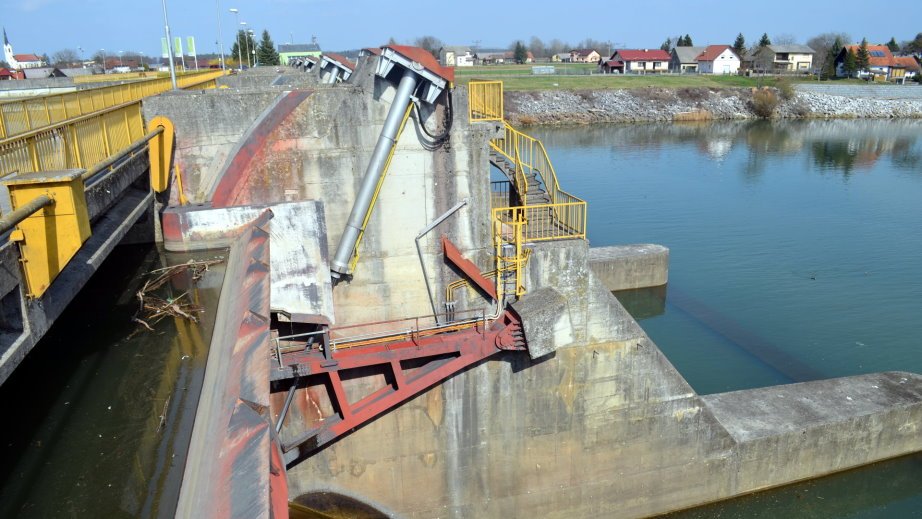 The dam on the Drava River in Markovci (2)