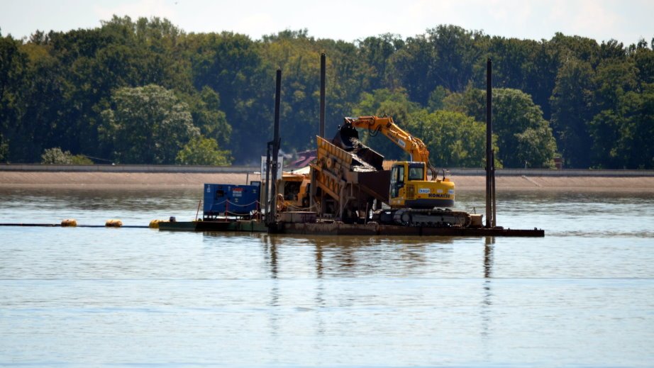 Sludge digging on Lake Ptuj