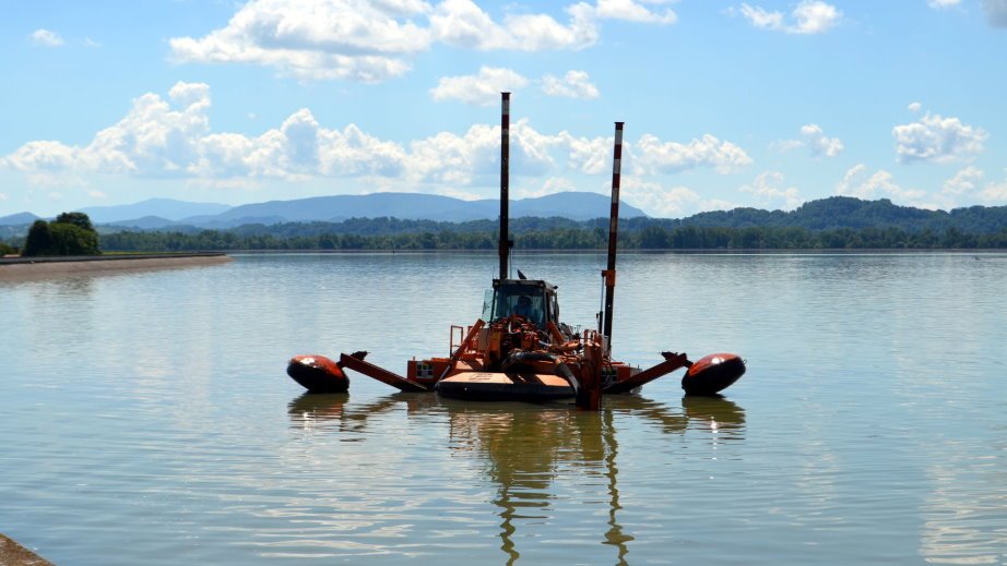 Sludge digging on Lake Ptuj (3)